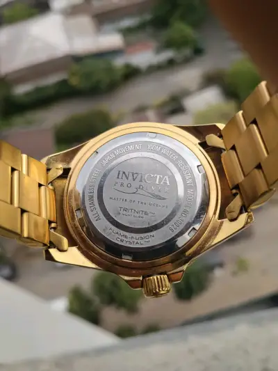 Reloj Invicta Pro Diver dorado resistente al agua - miniatura 2