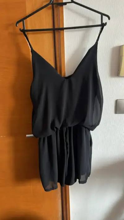 Vestido negro con tirantes de cadena - miniatura 2