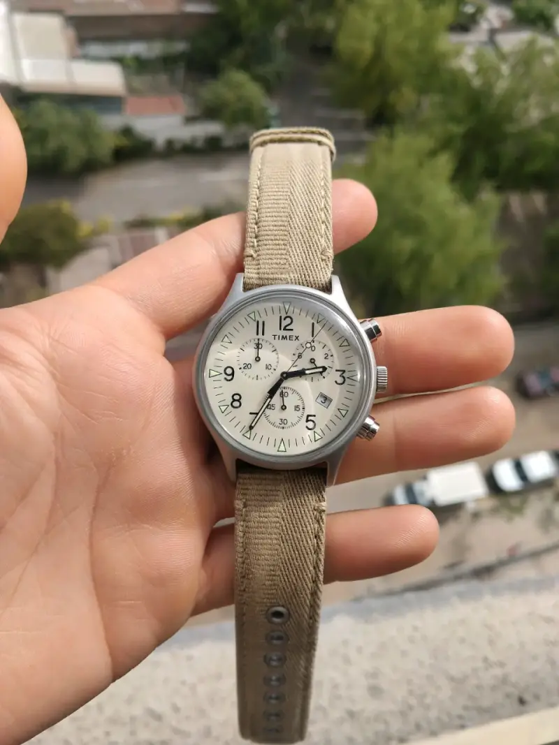 Reloj Timex cronógrafo con correa beige - 1