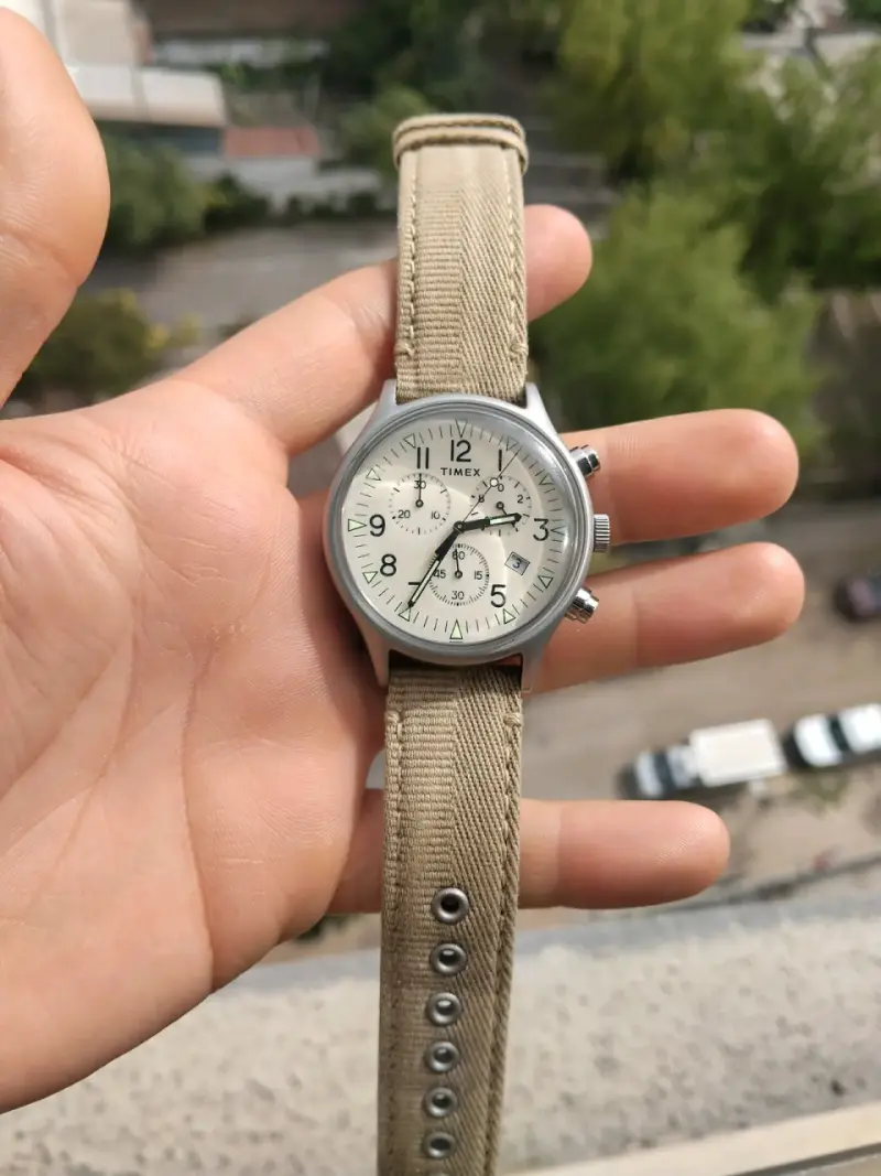Reloj Timex cronógrafo con correa beige - 2