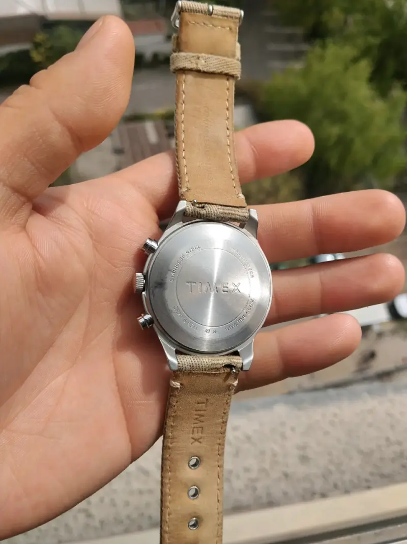 Reloj Timex cronógrafo con correa beige - 3
