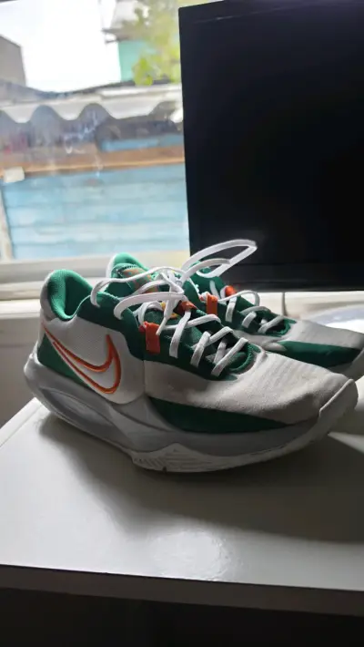 Zapatillas deportivas Nike verde y blanco - miniatura 1