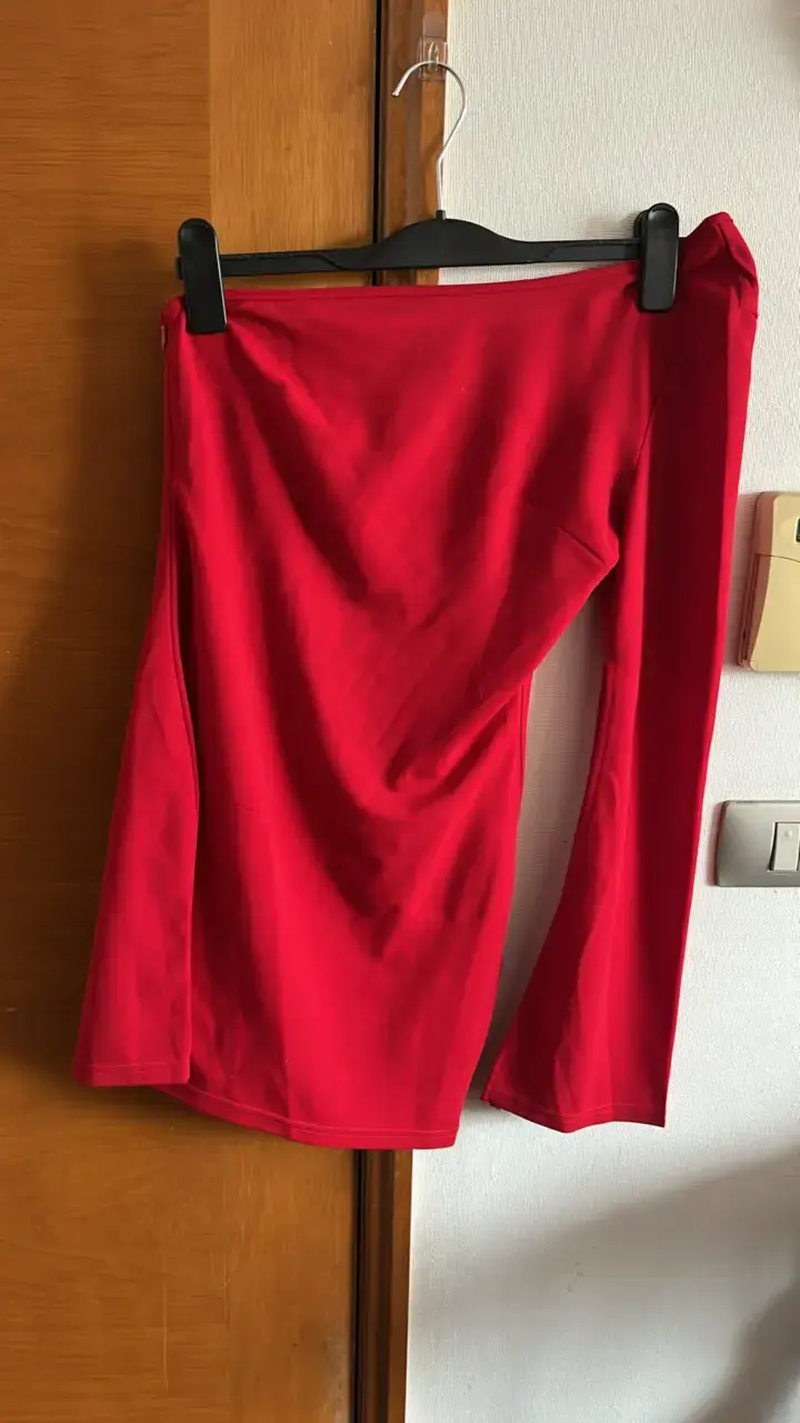 Vestido rojo de un solo hombro - 1