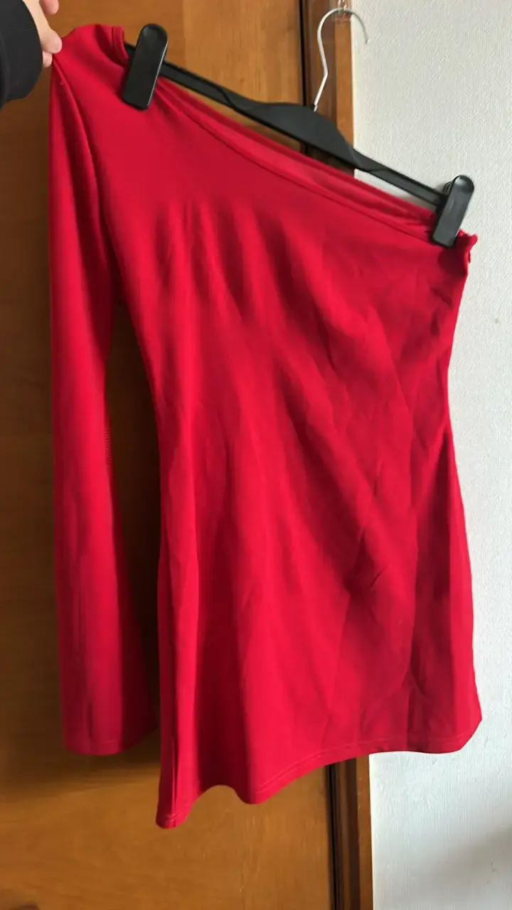 Vestido rojo de un solo hombro - 2