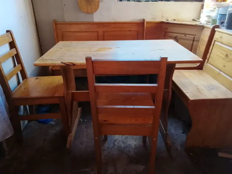 Conjunto de comedor de madera con sillas y banco