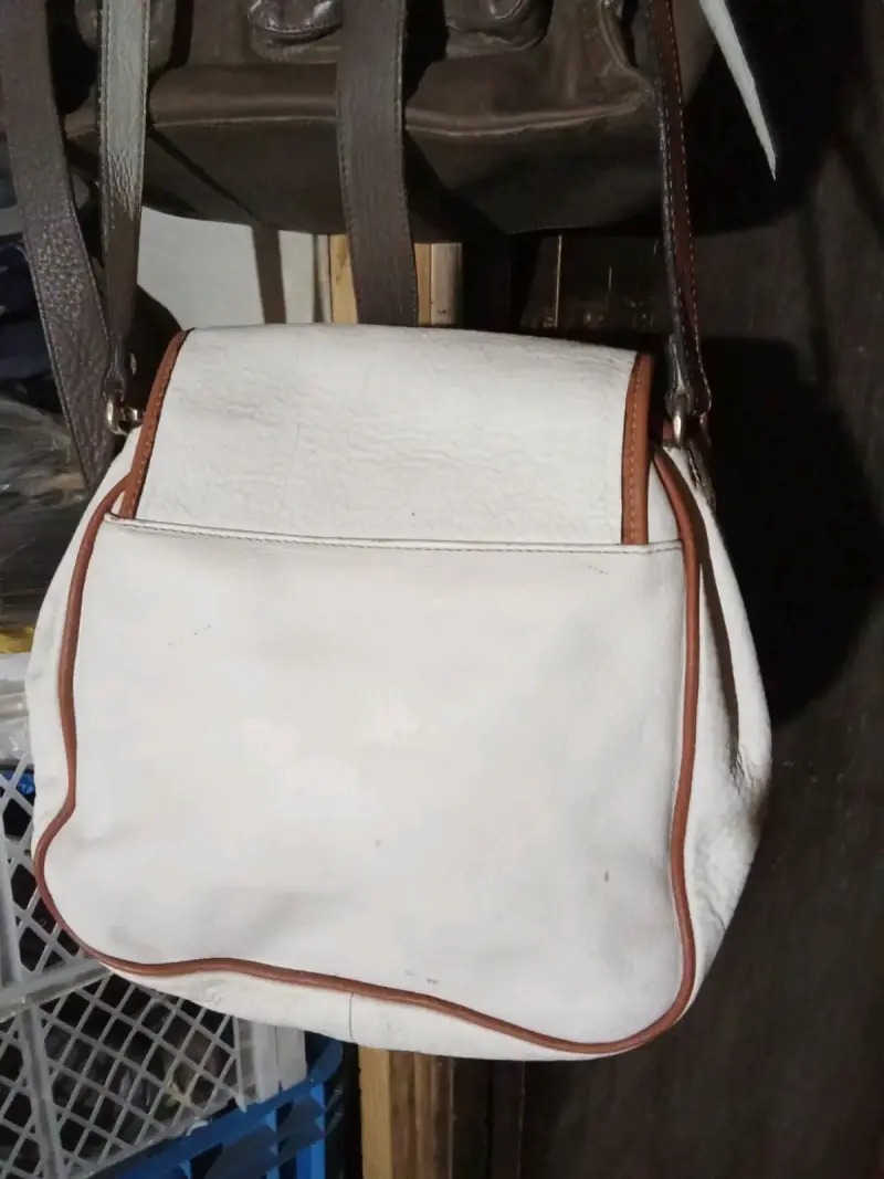Bolso de cuero blanco con detalles marrones - 1