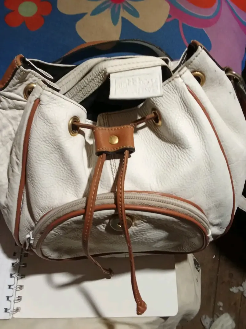Bolso de cuero blanco con detalles marrones - 2
