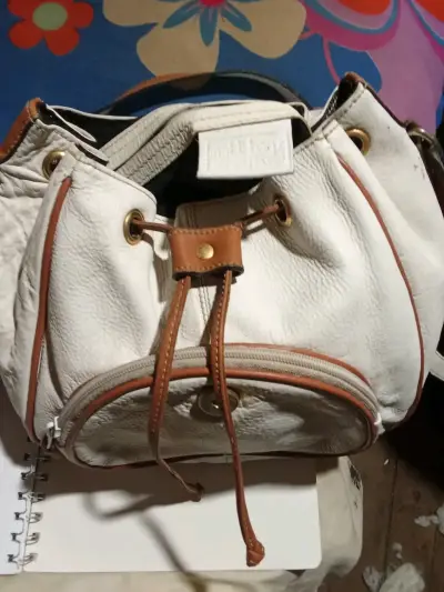Bolso de cuero blanco con detalles marrones - miniatura 2