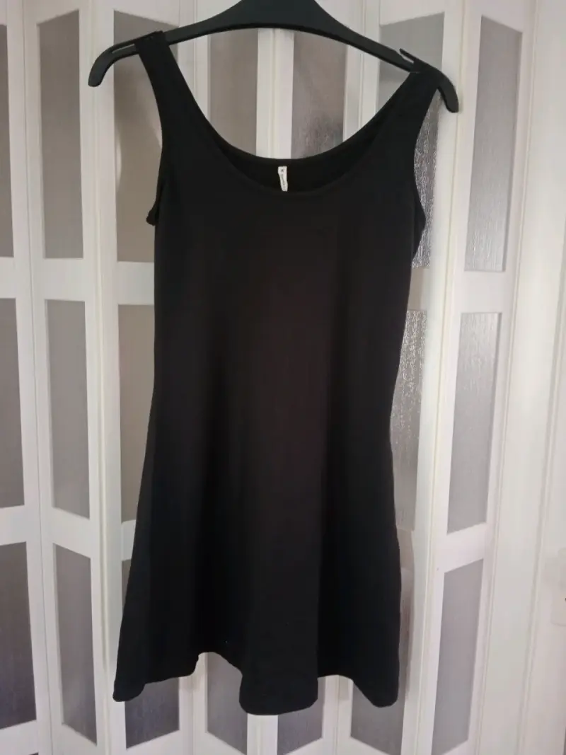 Vestido negro con bordado en lentejuelas - 3