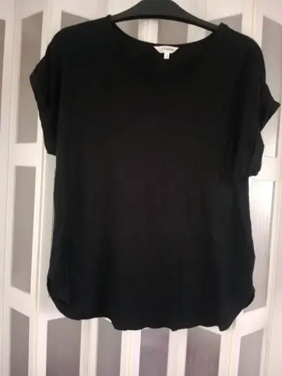 Vestido negro con bordado en lentejuelas - miniatura 8