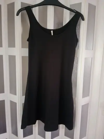 Vestido negro con bordado en lentejuelas - miniatura 9