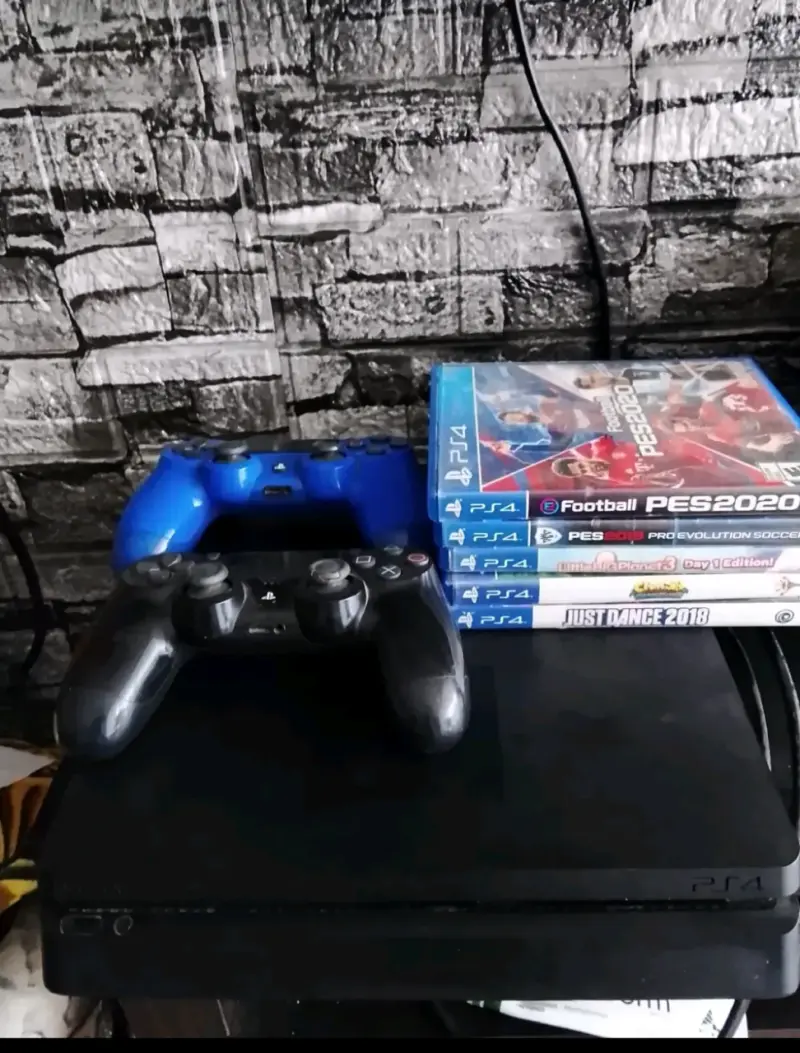 Consola PS4 con dos controles y juegos incluidos - 1