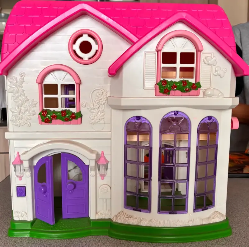 Casa de muñecas grande con techo rosa y puertas moradas - 1