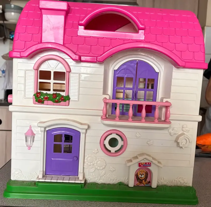 Casa de muñecas grande con techo rosa y puertas moradas - 2