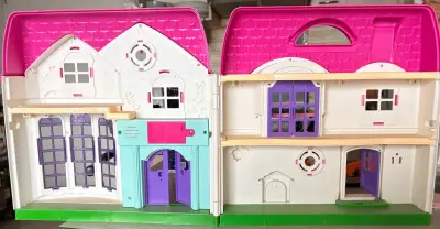 Casa de muñecas grande con techo rosa y puertas moradas - miniatura 3