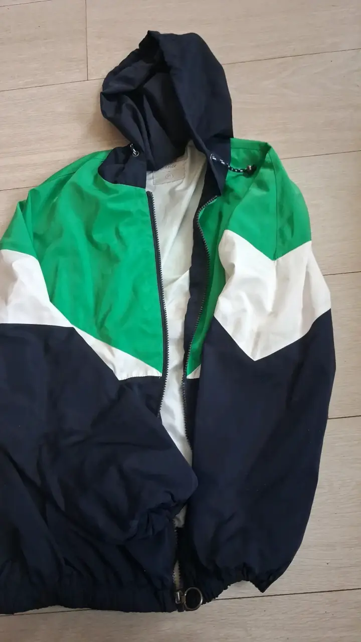 Chaqueta deportiva con capucha verde y azul - 4