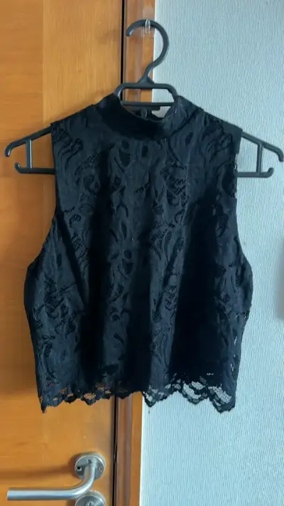 Top de encaje negro sin mangas - miniatura 1