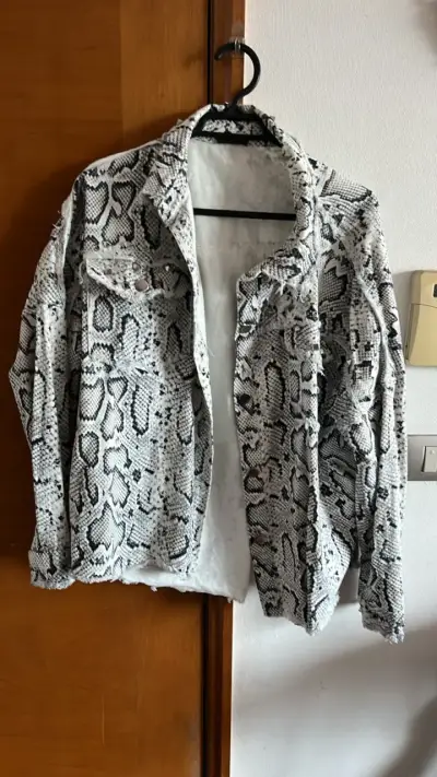 Chaqueta de mujer estampado serpiente - miniatura 1