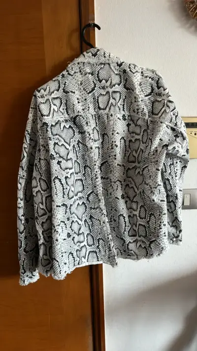 Chaqueta de mujer estampado serpiente - miniatura 2