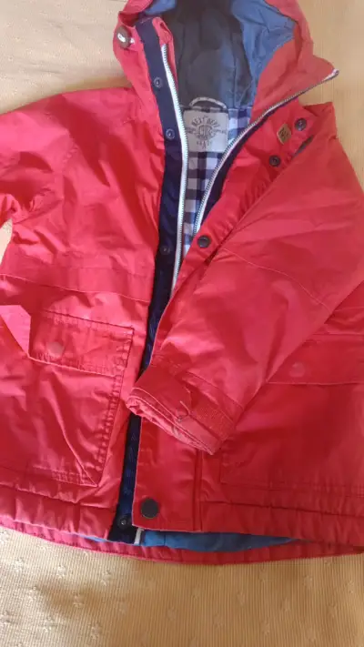 Chaqueta roja para niño con capucha - miniatura 3