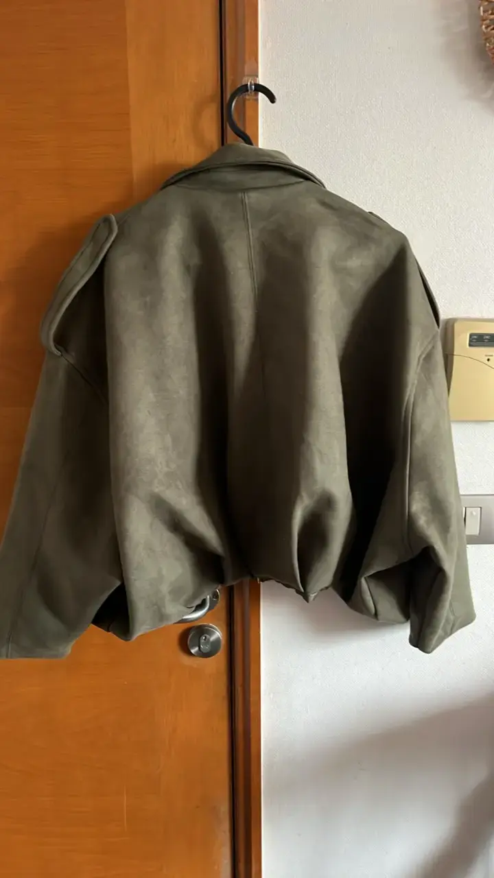 Chaqueta verde oliva estilo oversize - 2