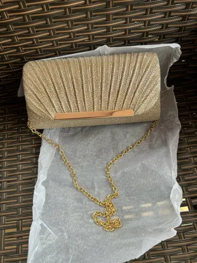 Clutch dorado elegante con cadena - miniatura 1