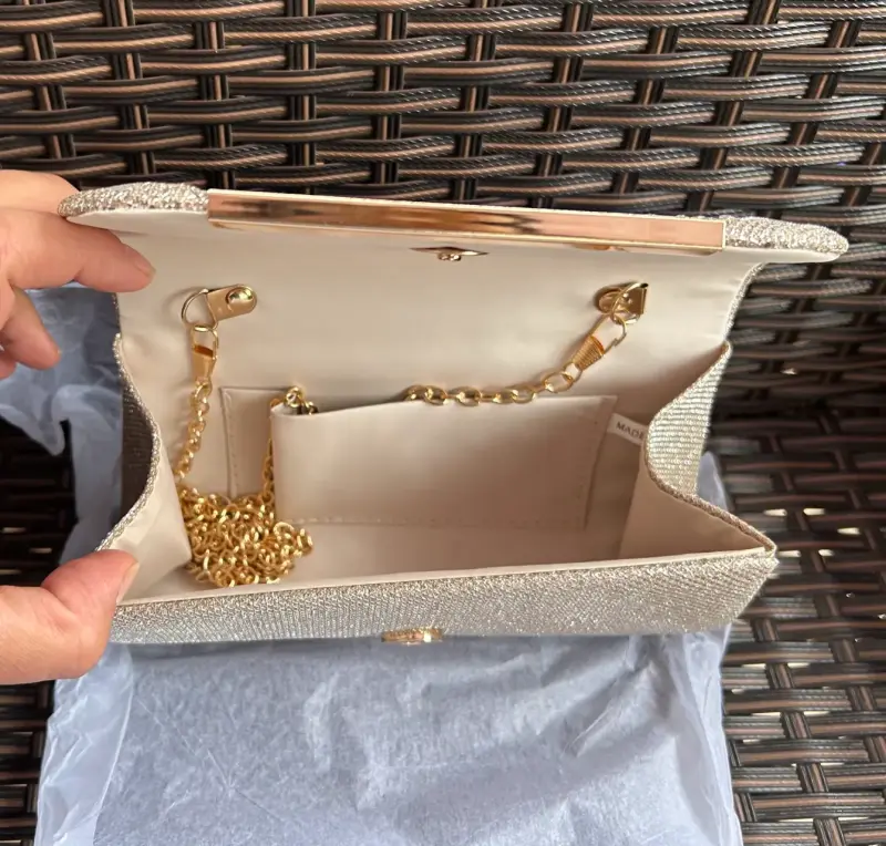 Clutch dorado elegante con cadena - 3