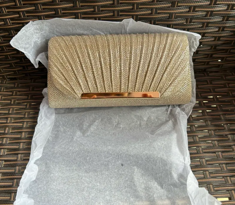 Clutch dorado elegante con cadena - 4