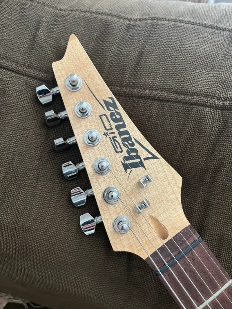 Guitarra Eléctrica Ibanez Gio Roja con Funda - 2