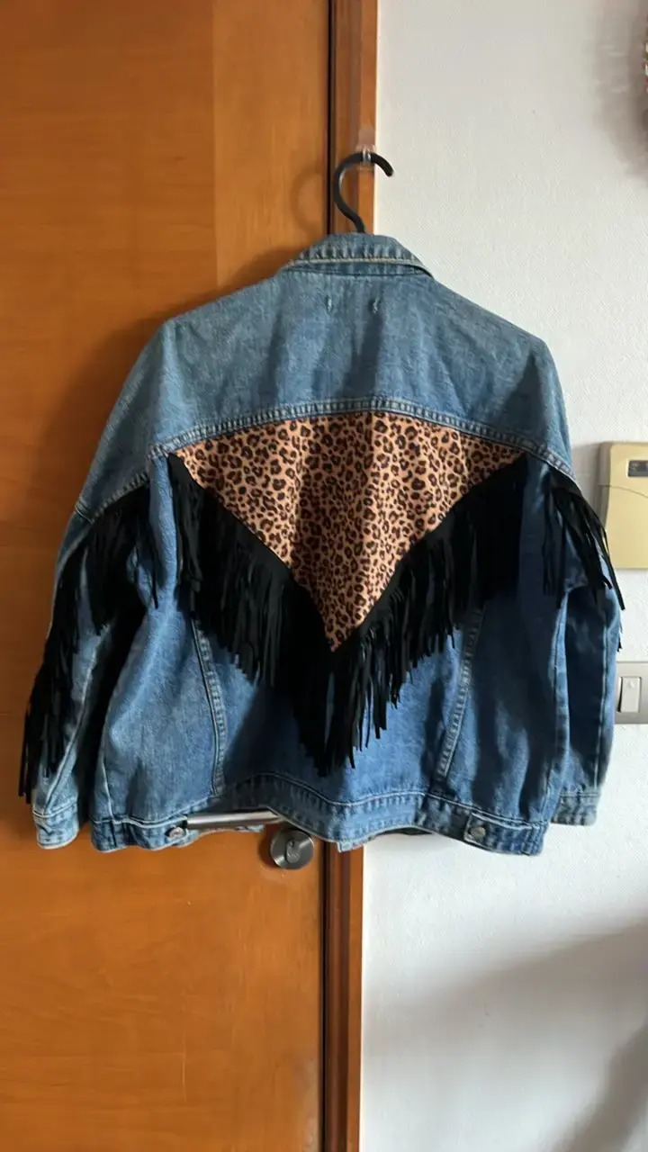 Chaqueta de mezclilla con flecos y estampado animal - 2