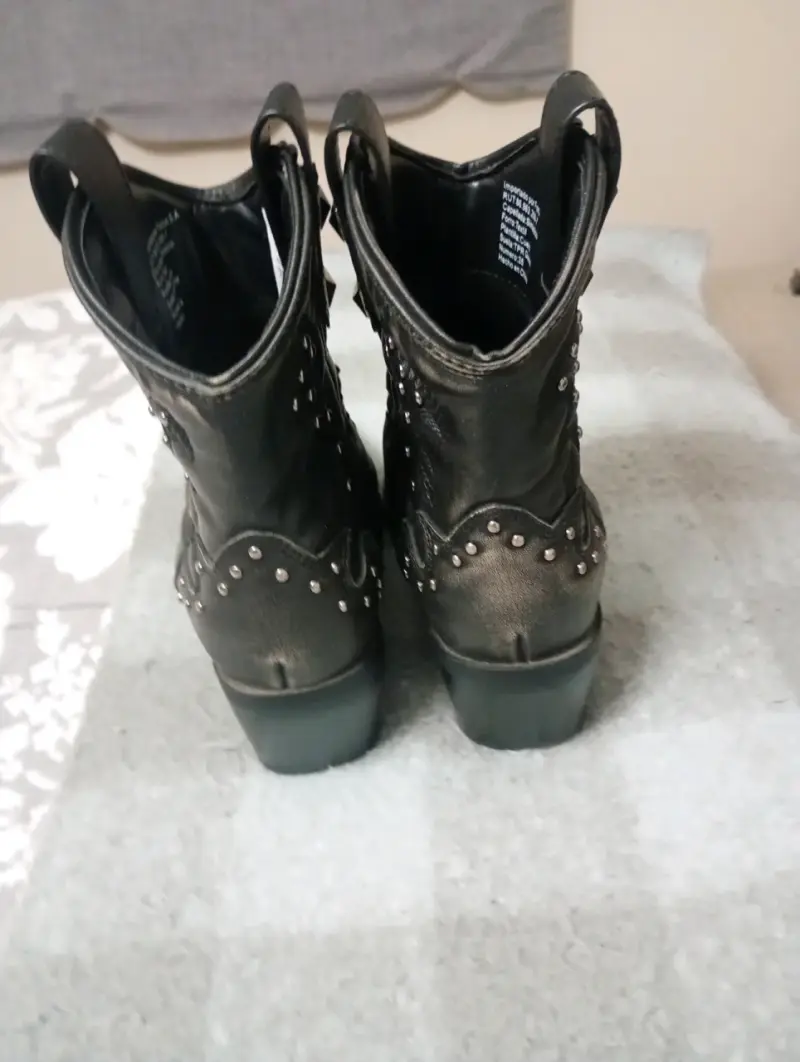 Botines de cuero negro con tachas para mujer - 1