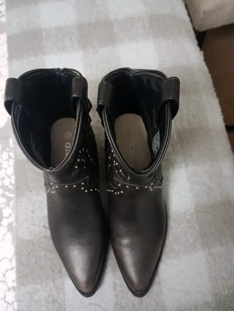 Botines de cuero negro con tachas para mujer - 3