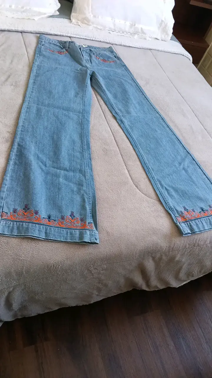 Jeans de mujer con bordado floral - 1