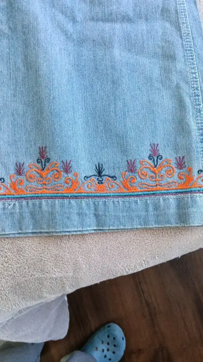 Jeans de mujer con bordado floral - miniatura 2