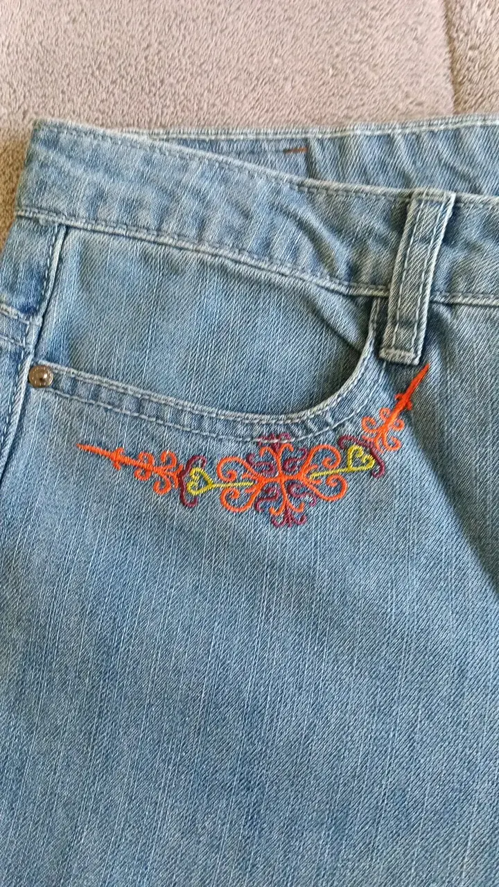 Jeans de mujer con bordado floral - 3