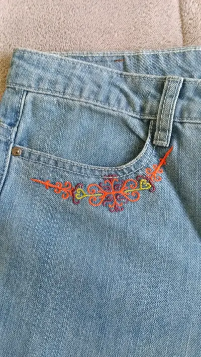 Jeans de mujer con bordado floral - miniatura 3
