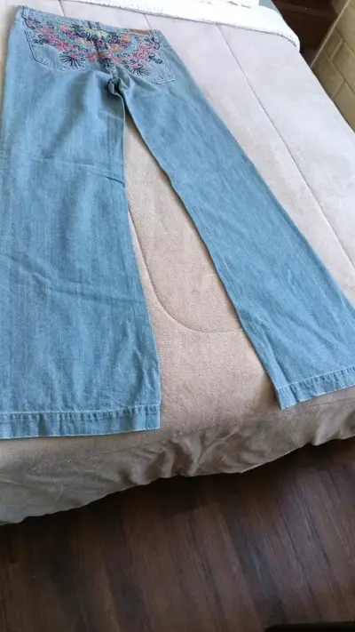 Jeans de mujer con bordado floral - miniatura 4
