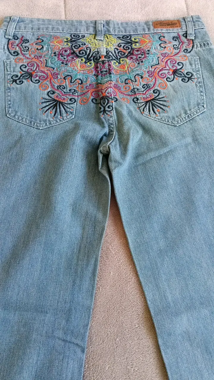 Jeans de mujer con bordado floral - 6