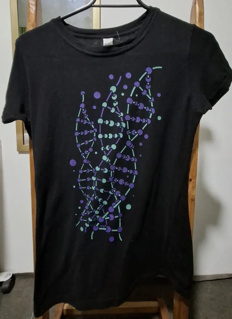 Polera negra con diseño de ADN
