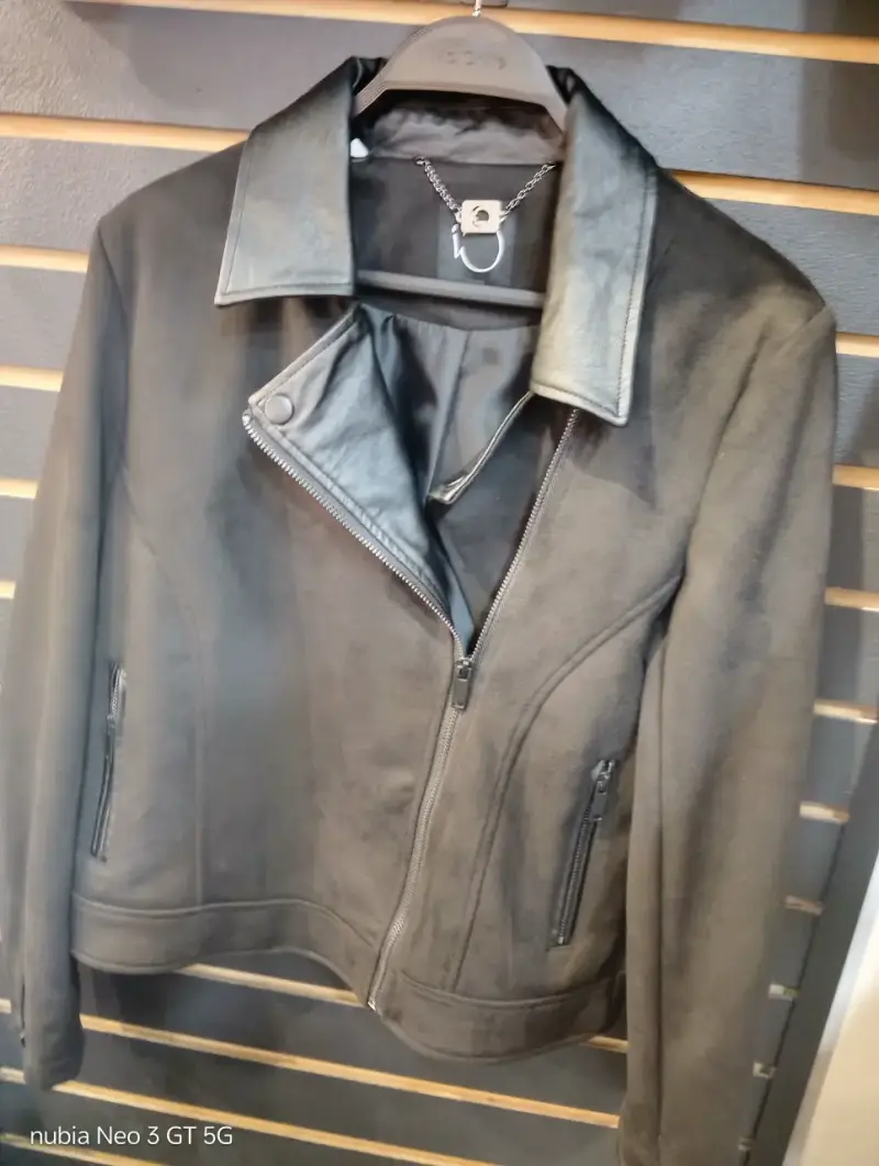 Chaqueta de antelina negra para mujer