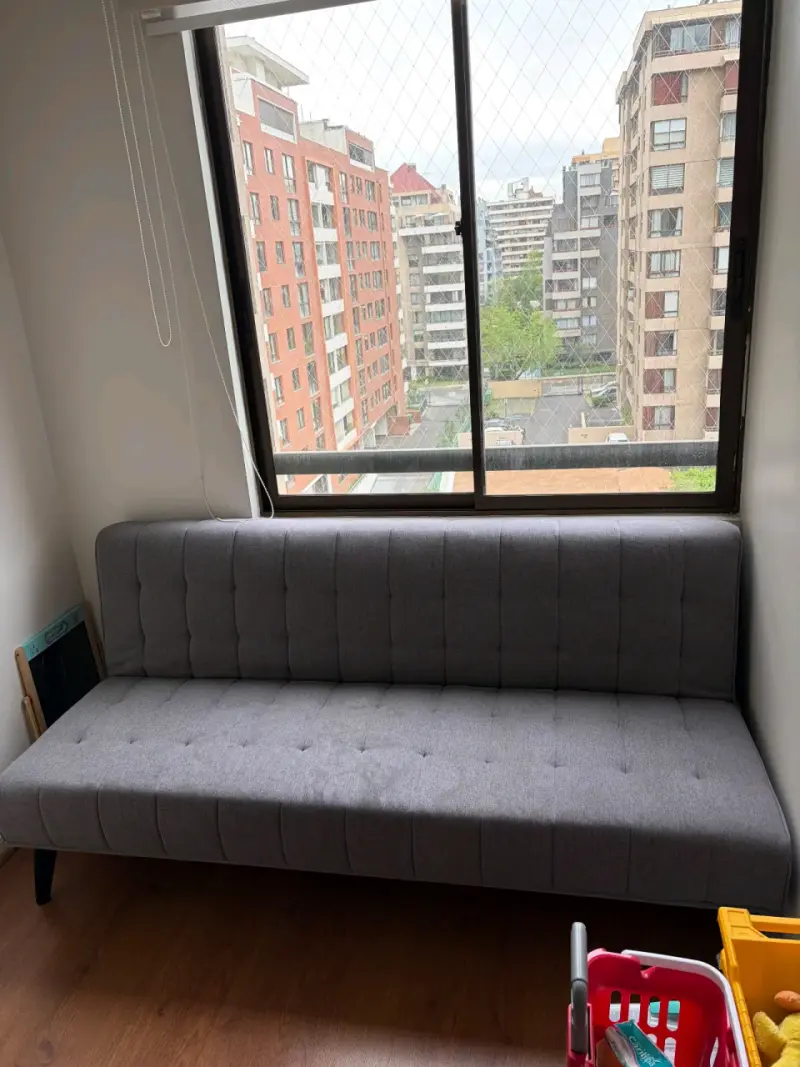 Futón cama gris moderno en buen estado - 1