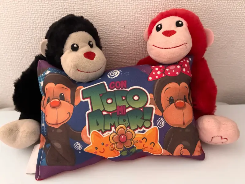 Peluches de monos con cojín decorativo - 1