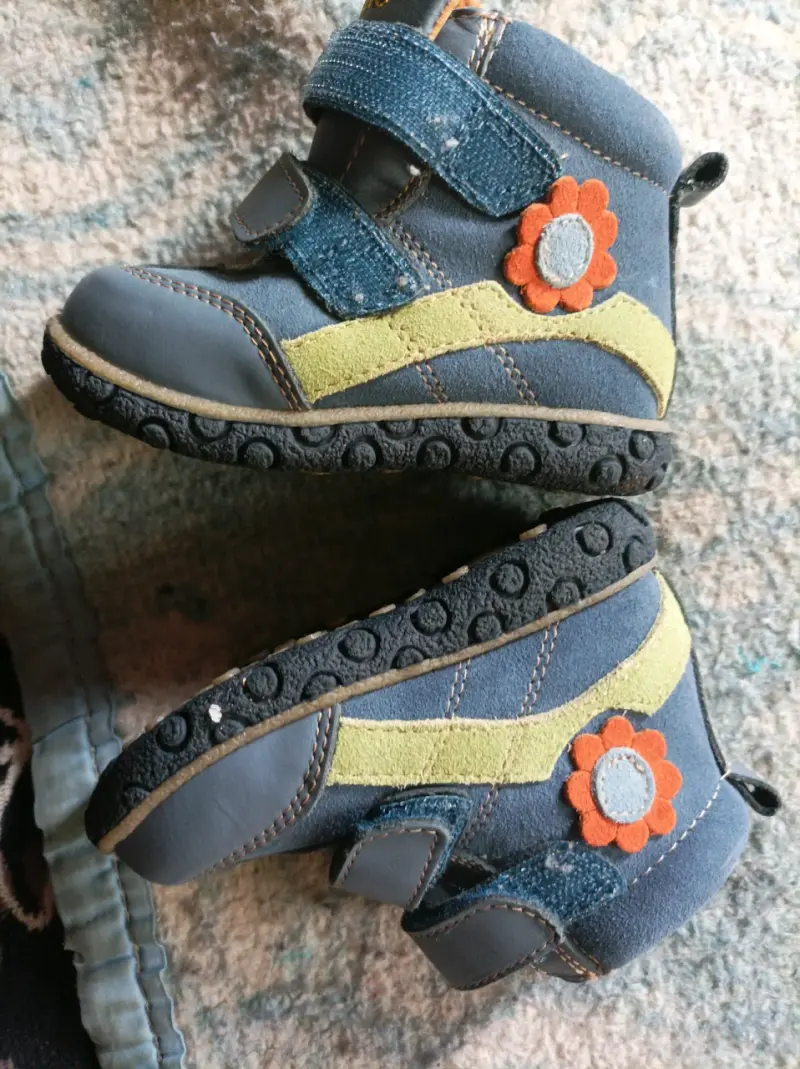 Botines infantiles con diseño floral y velcro - 1