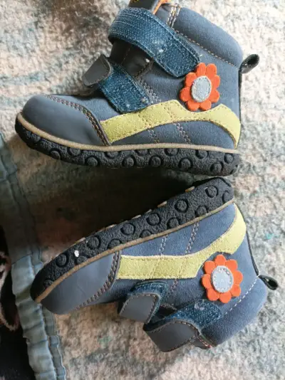 Botines infantiles con diseño floral y velcro - miniatura 1