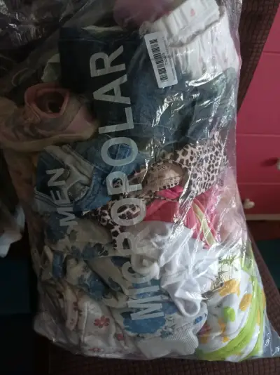 Ropa de bebé variada en buen estado - miniatura 1