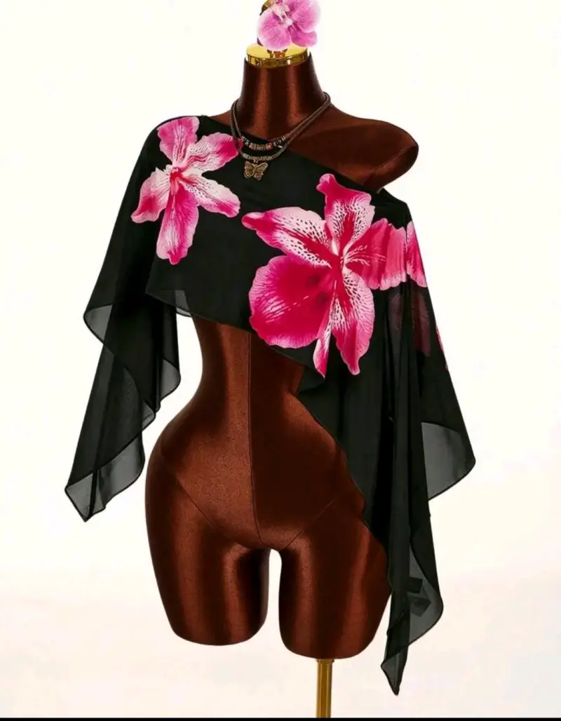 Blusa negra con flores rosas estilo poncho