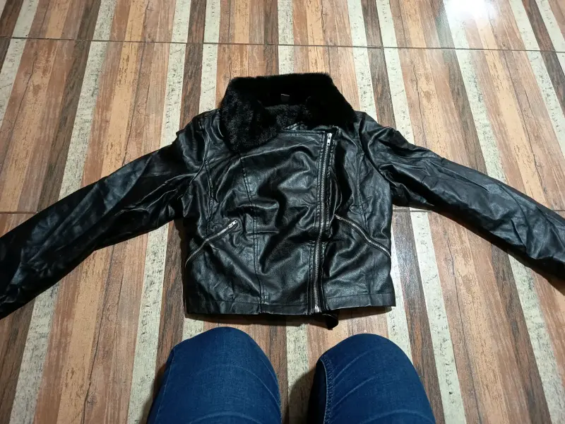 Chaqueta de cuero sintético negra con forro de piel - 1