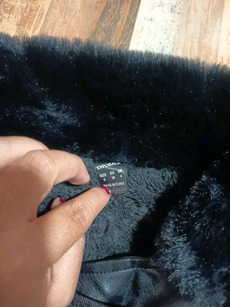Chaqueta de cuero sintético negra con forro de piel - 2