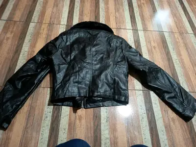 Chaqueta de cuero sintético negra con forro de piel - miniatura 3