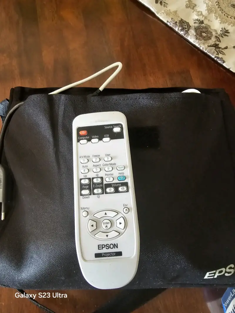 Proyector Epson con control remoto Genius - 2